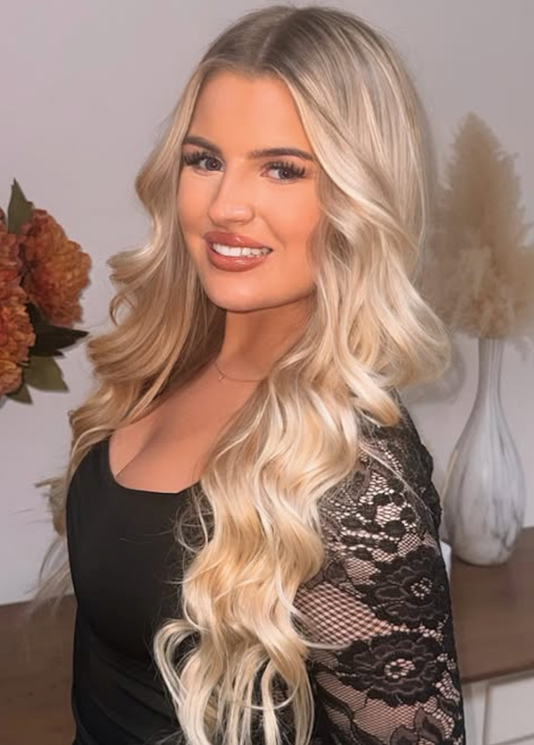@emily.charlxtte wearing 24" Premium Clip Ins - Mixed #20/60